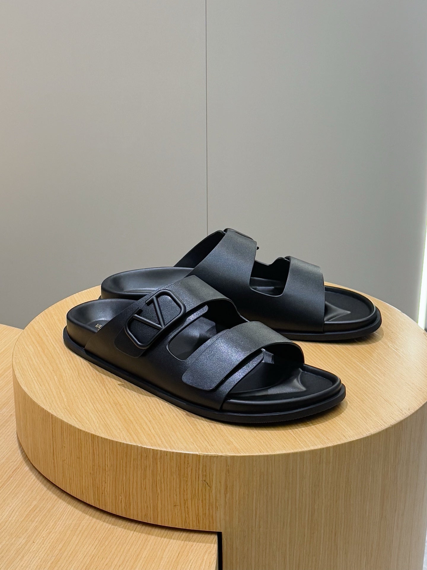 LuxluxHouse Best Quality Sandals Valentino