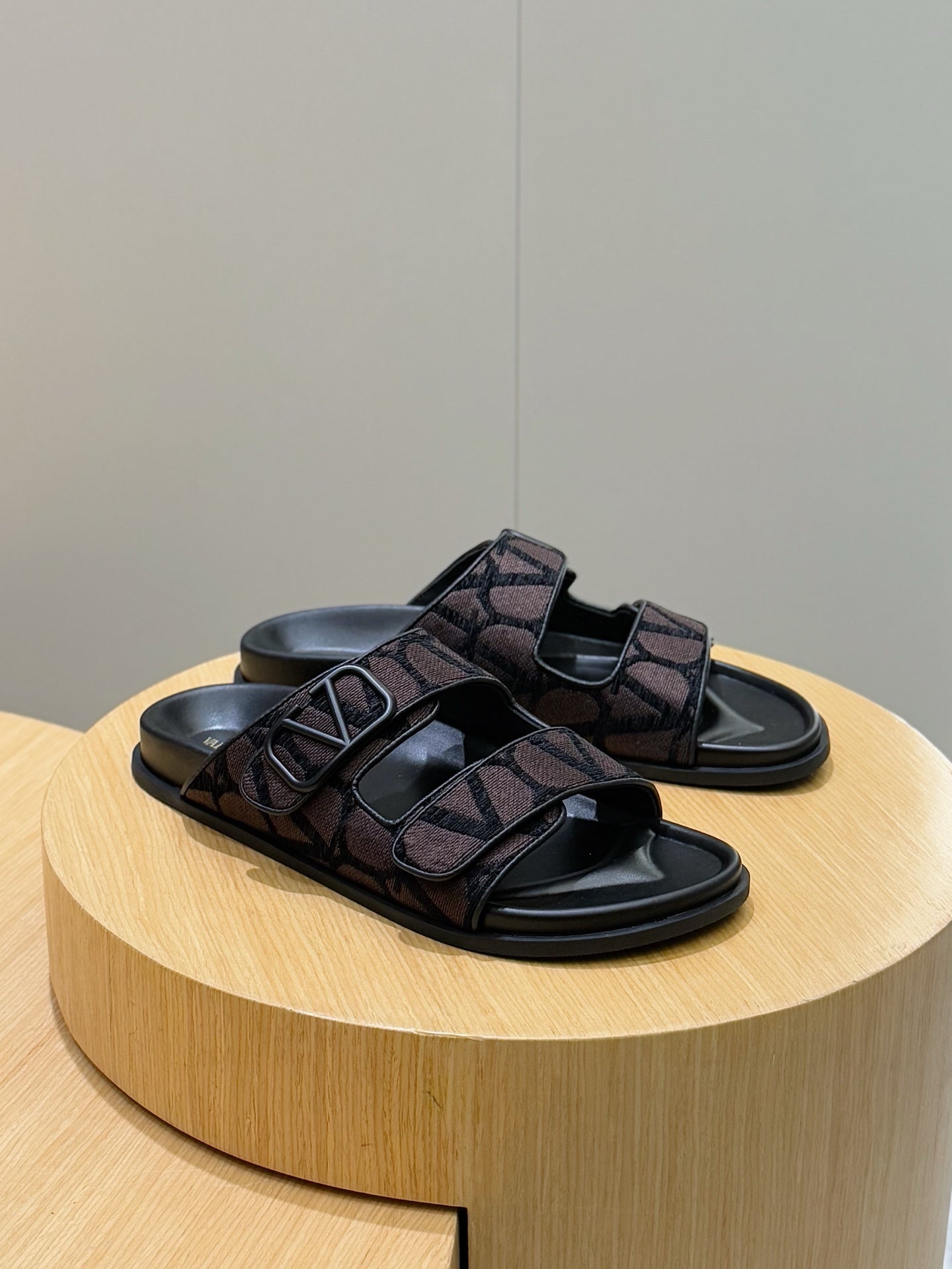 LuxluxHouse Best Quality Sandals Valentino