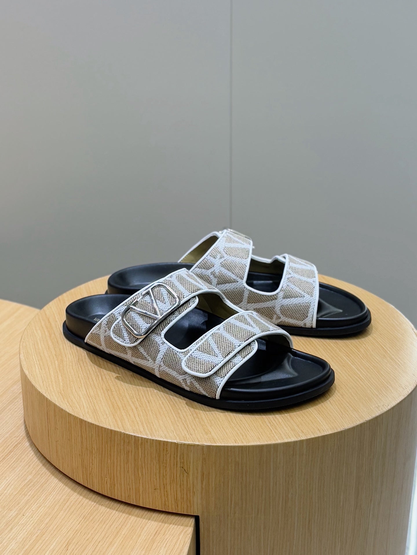 LuxluxHouse Best Quality Sandals Valentino