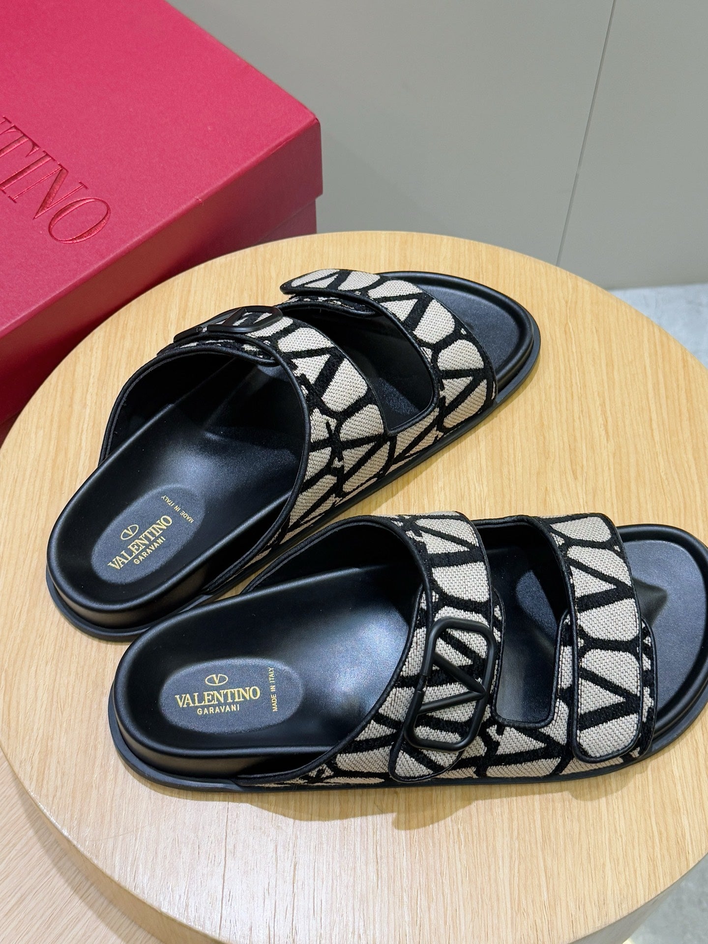 LuxluxHouse Best Quality Sandals Valentino
