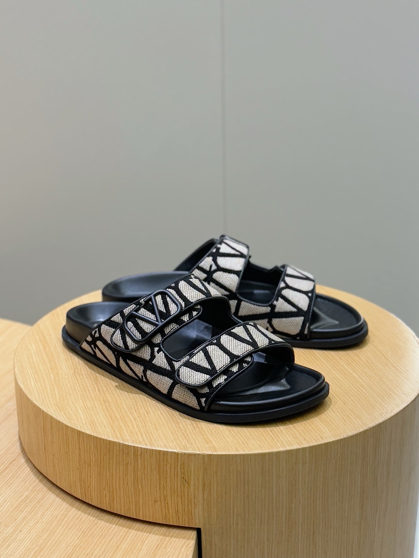 LuxluxHouse Best Quality Sandals Valentino