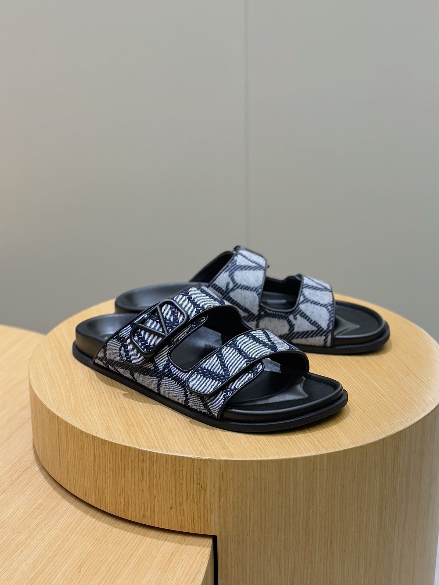 LuxluxHouse Best Quality Sandals Valentino