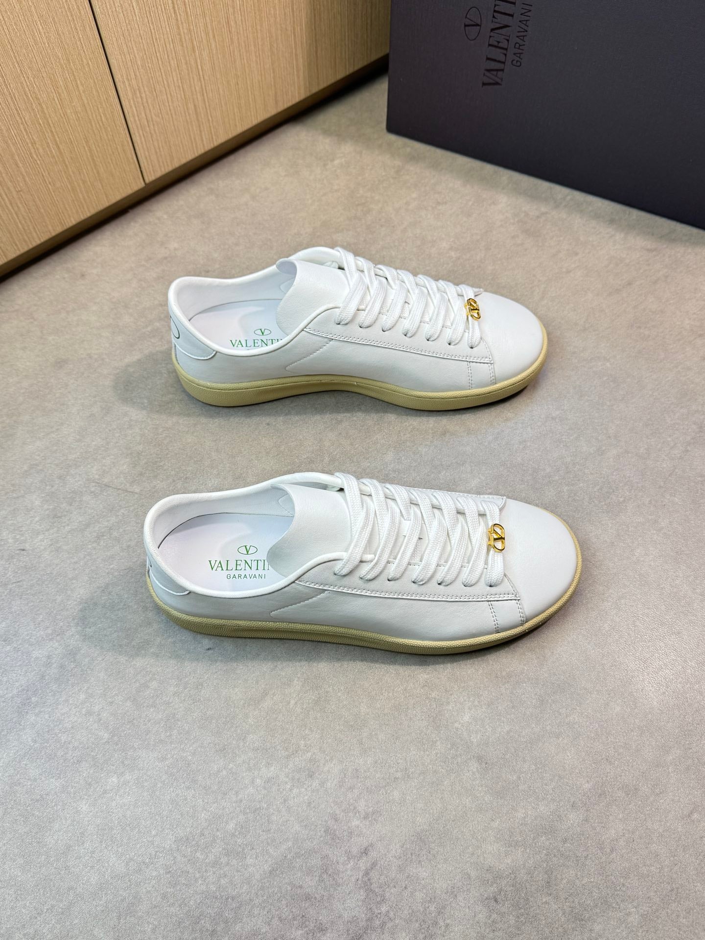 LuxluxHouse Best Quality Shoes Valentino