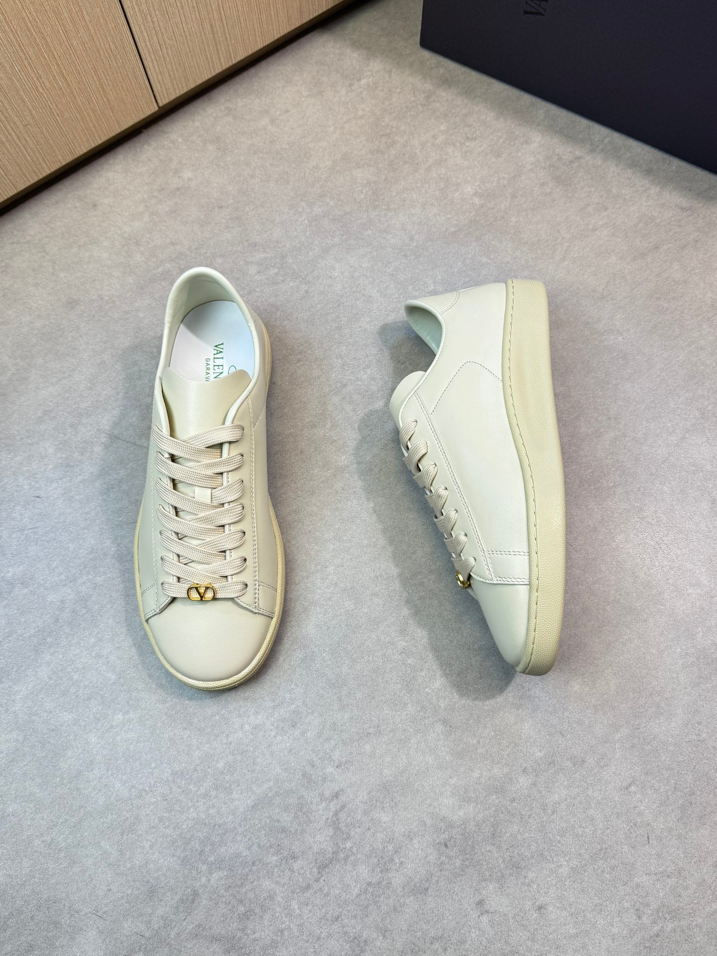 LuxluxHouse Best Quality Shoes Valentino