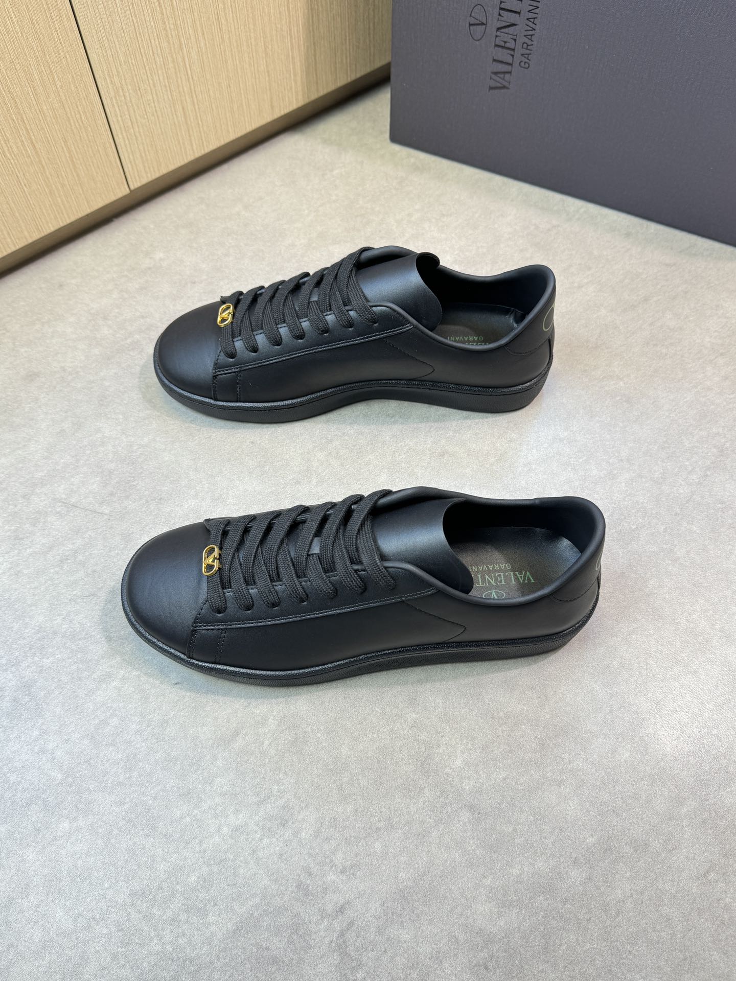 LuxluxHouse Best Quality Shoes Valentino