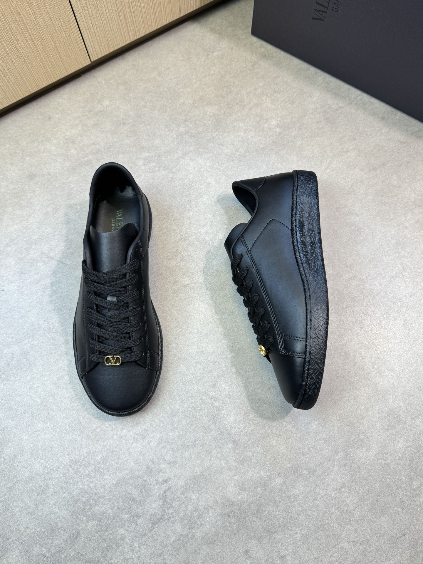 LuxluxHouse Best Quality Shoes Valentino